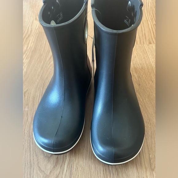 CROCS Black Women’s boot Jaunt Shorty Rain Boots Never Worn NWT - Picture 3 of 6